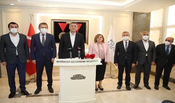 Milli Eğitim Bakanı Ziya Selçuk, Şahin'i makamında ziyaret etti