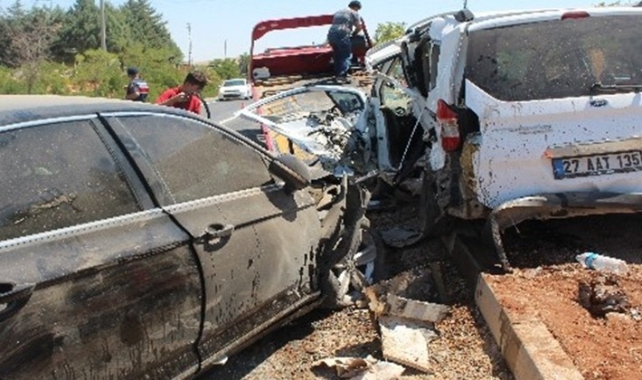 Gaziantep'te iki araç kafa kafaya çarpıştı: 2'si ağır 7 yaralı