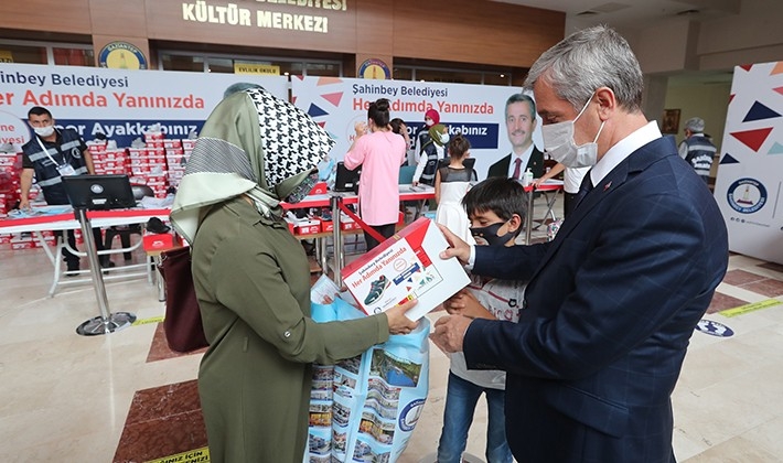 Şahinbey Belediyesi 150 bin adet spor ayakkabı dağıtımını sürdürüyor