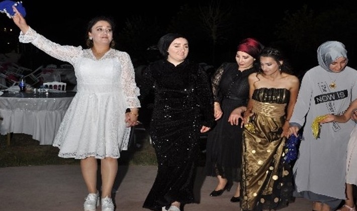 Pandemide sıkılan kadınlar matinede kurtlarını döktü