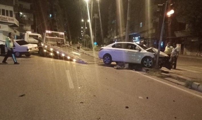 Gaziantep'te iki otomobil kafa kafaya çarpıştı: 4 yaralı