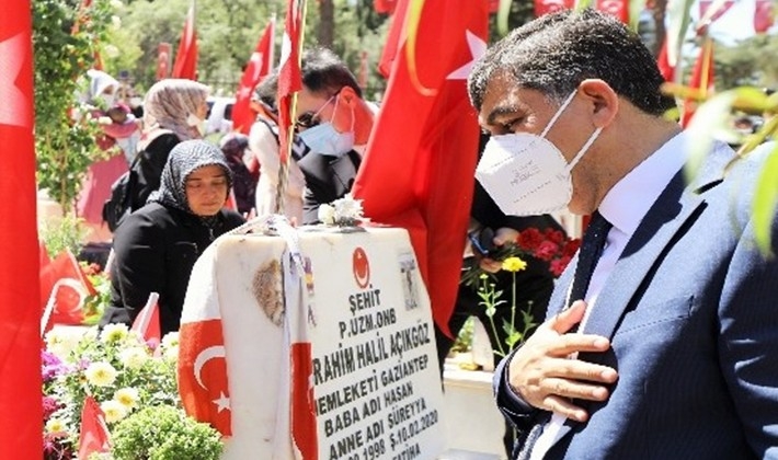 Başkan Fadıloğlu şehitleri mezarı başında andı