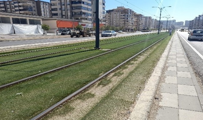 Tramvay genç kıza çarptı: 1 yaralı